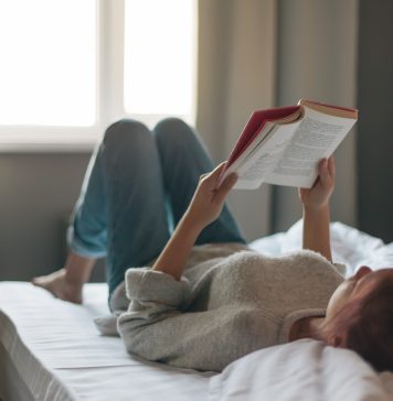 Boginie, Alex Michaelides dziewczyna czytająca książkę