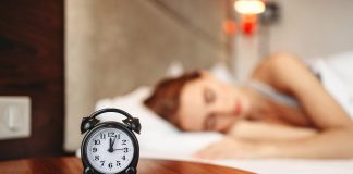 Co powinniśmy zrobić, aby się wysypiać? budzik śpiąca kobieta