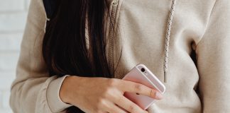 Za ile i na jak długo można przedłużyć konto w Orange? dziewczyna z telefonem