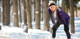 Jak utrzymać przez zimę dobrą kondycję? kobieta biegajaca zimą