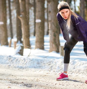 Jak utrzymać przez zimę dobrą kondycję? kobieta biegajaca zimą