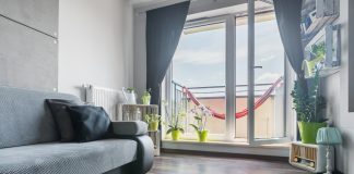 Jakie okna wybrać do nowego domu? okno balkonowe