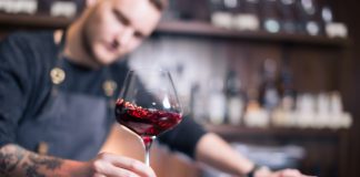 Kim jest kiper i jakie kursy trzeba przejść, aby się nim stać? Sommelier