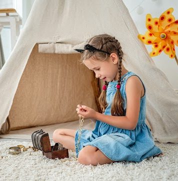 Szukasz prezentu dla dziewczynki? Mamy kilka niedrogich propozycji biżuteria dla dziewczynki