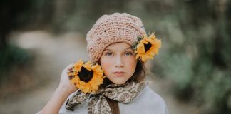 Czapki na jesienną i zimową aurę kobieta w czapce