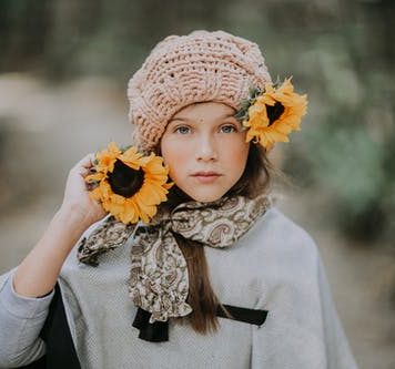 Czapki na jesienną i zimową aurę kobieta w czapce