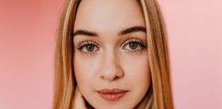 Odżywki do rzęs – Xlash Eyelash vs EleverLash młoda kobieta odżywka do rzęs