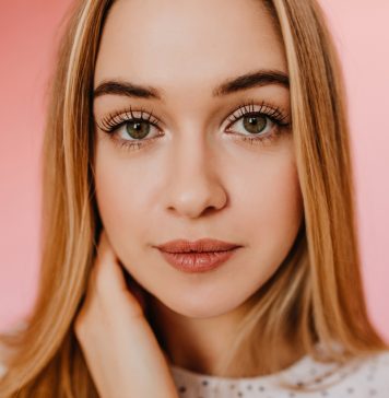 Odżywki do rzęs – Xlash Eyelash vs EleverLash młoda kobieta odżywka do rzęs