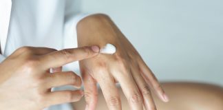 Kremy, kuracje i akcesoria do pielęgnacji dłoni kobieta krem do rąk