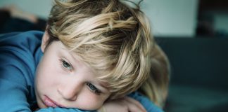 Objawy depresji u dzieci – jak je rozpoznać, jak sobie z nimi radzić? smutny chłopiec