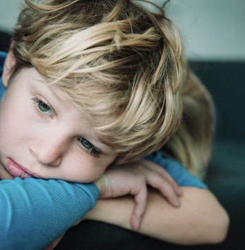 Objawy depresji u dzieci – jak je rozpoznać, jak sobie z nimi radzić? smutny chłopiec