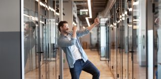 Jak skutecznie poprosić o podwyżkę? chłopak dostał podwyżkę