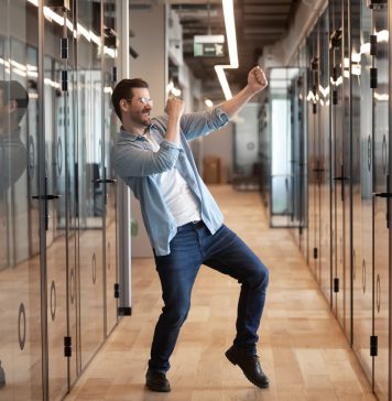 Jak skutecznie poprosić o podwyżkę? chłopak dostał podwyżkę