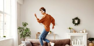 Najważniejsze, polskie premiery muzyczne w 2021 roku kobieta słuchająca muzyki