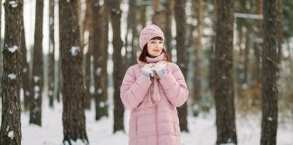 Kurtki zimowe – jak dobrać odpowiedni model do figury? kurtka puchowa pudrowy róż