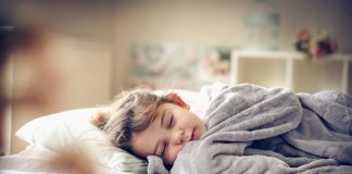 Jak wybrać materac dla dziecka? dziecko w łóżeczku