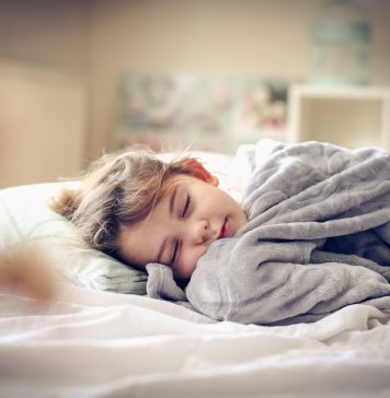 Jak wybrać materac dla dziecka? dziecko w łóżeczku