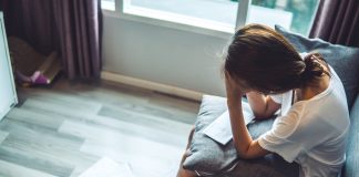 Nietypowe symptomy stresu dziewczyna stres