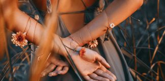 Jak odmłodzić skórę dłoni w gabinecie medycyny estetycznej? kobiece dłonie