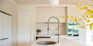 Czy warto zainwestować w baterię kuchenną z wyciąganą wylewką? bateria kuchnia