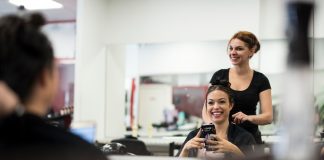 Jak wybrać najlepsze meble do salonu fryzjerskiego? salon fryzjerski