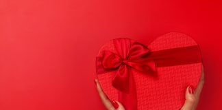 Jak wybrać prezent dla ukochanej? Sprawdź nasze inspiracje prezent dla kobiety