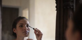 Makijaż typu kocie oko – jak wykonać idealną kreskę? makijaż oka