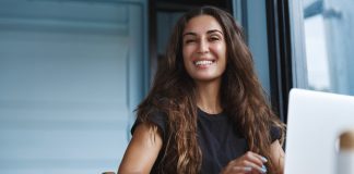 Tych kilka prostych rozwiązań powinno poprawić wydajność pracy Twojego laptopa kobieta pracująca na laptopie