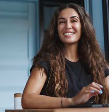 Tych kilka prostych rozwiązań powinno poprawić wydajność pracy Twojego laptopa kobieta pracująca na laptopie