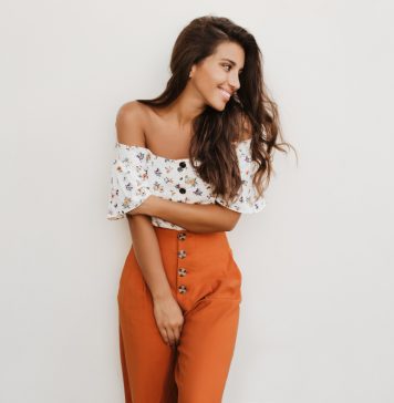 Bluzka top – do czego pasuje? bluzka top