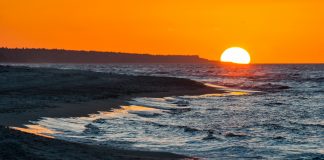 Jak odpocząć od zgiełku miasta? Spędź weekend w luksusowym apartamencie w Trzęsaczu! Zachód słońca nad morzem bałtyckim w Trzęsaczu, Polska, Trz