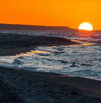 Jak odpocząć od zgiełku miasta? Spędź weekend w luksusowym apartamencie w Trzęsaczu! Zachód słońca nad morzem bałtyckim w Trzęsaczu, Polska, Trz