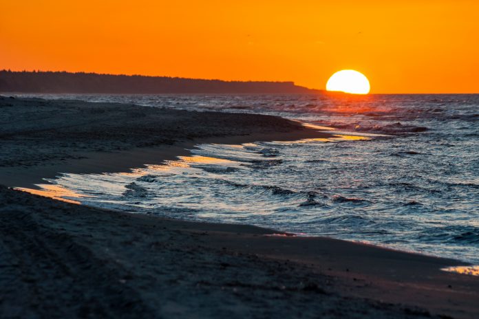 Zachód słońca nad morzem bałtyckim w Trzęsaczu, Polska, Trz