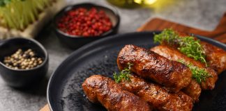 Cevapcici, pljeskavica, ustipci – najbardziej charakterystyczne dania kuchni bałkańskiej cevapcici