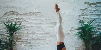 Co daje nam joga? joga stanie na głowie