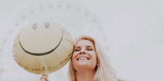 Zrób dla siebie coś miłego – podaruj sobie prezent! kobieta prezent