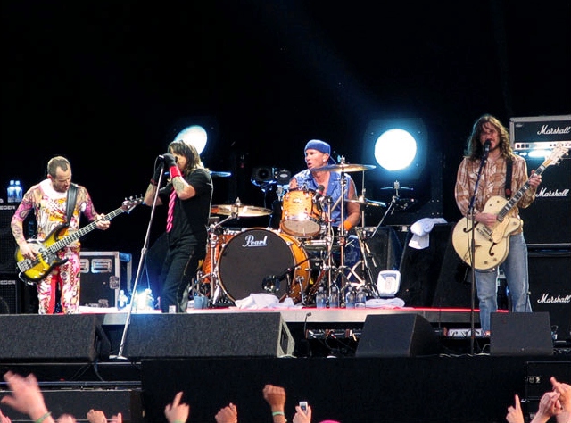 Red Hot Chili Peppers podczas koncertu Pinkpop w Landgraaf 5 czerwca 2006. Od lewej: Flea, Anthony Kiedis, Chad Smith i John Frusciante