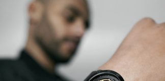 Eleganckiego mężczyznę poznasz po dodatkach, czyli w jakie torby i zegarki warto inwestować dante II czarny zegarek z widocznym złocistym mechanizmem