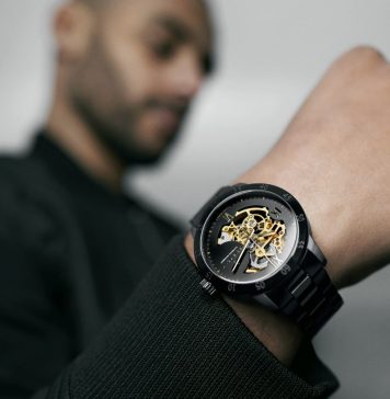 Eleganckiego mężczyznę poznasz po dodatkach, czyli w jakie torby i zegarki warto inwestować dante II czarny zegarek z widocznym złocistym mechanizmem