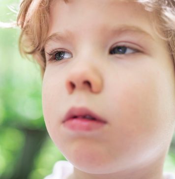 Co zrobić, gdy dziecko tęskni na obozie? dziecko na obozie tęsknota