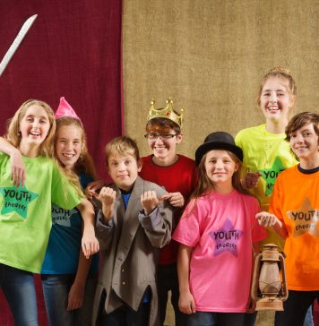 Zabawy teatralne w przedszkolu — co dają dziecku i jak je przygotować? dzieci zabawa w teatr