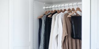 Jak skomponować idealną minimalistyczną sezonową szafę kapsułową szafa kapsułowa