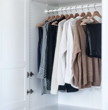 Jak skomponować idealną minimalistyczną sezonową szafę kapsułową szafa kapsułowa