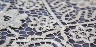 Bieżniki koronkowe – uniwersalna dekoracja na każda okazję bieżnik na stół