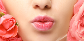 Jak nakładać róż na policzki? Jak wybrać właściwy odcień i formę różu? róż na policzki