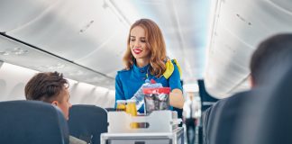 Jak zostać stewardessą? rudowłosa stewardessa