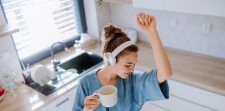 Od konsultantki do lidera Avon: Jak mądrze rozwijać się w hierarchii firmy dziewczyna w kuchni