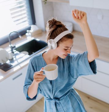 Od konsultantki do lidera Avon: Jak mądrze rozwijać się w hierarchii firmy dziewczyna w kuchni