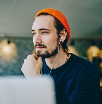 Literatura w erze cyfrowej – jak e-booki, audiobooki i media społecznościowe zmieniły odbiór i dystrybucję literatury audiobook