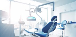 Jak wygląda pierwsza wizyta u endodonty? lekarz endodonta